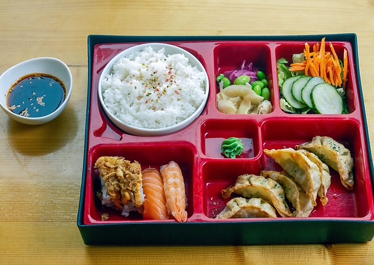 Bentolåda med sushi, dumplings och ris från Minari Sushi i Sunne