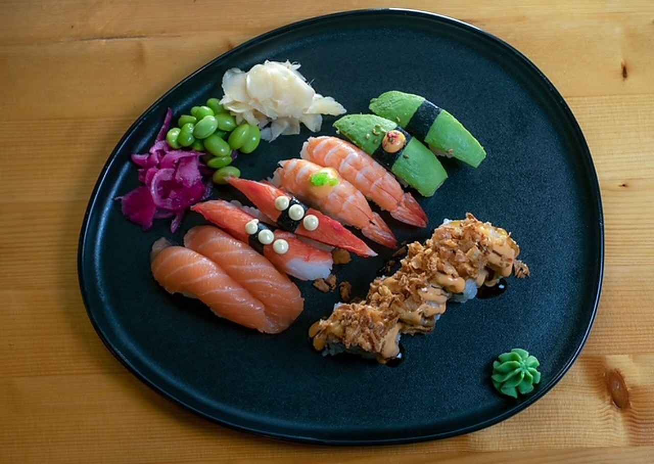 Handrullad sushibricka med nigiri och maki från Minari Sushi i Sunne