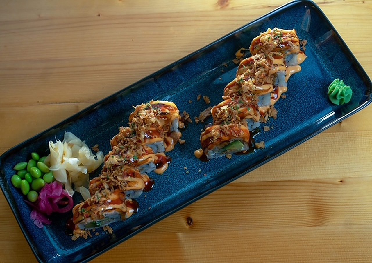 Dragon Roll – sushirulle med friterade jätteräkor, gräddost, avokado och flamberad lax