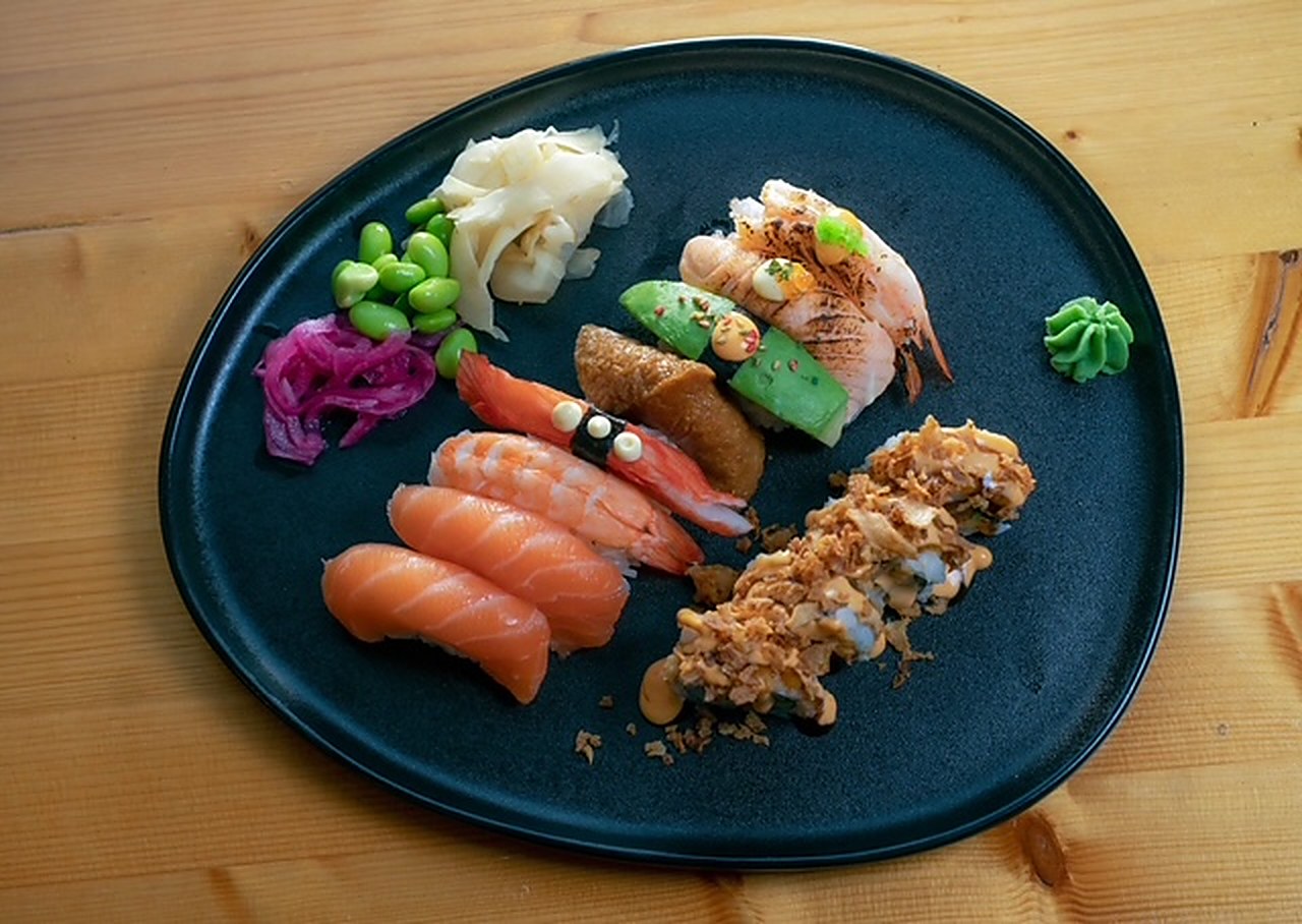 Mix Sushi – blandad bricka med nigiri, lax och maki